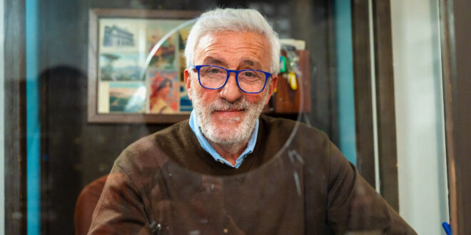 Patrizio Rispo è Raffaele Giordano a Un posto al sole / Foto RAI