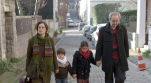 Barak, Enver e i bambini / La forza di una donna (foto Mediaset)