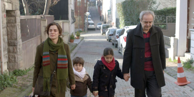 Barak, Enver e i bambini / La forza di una donna (foto Mediaset)