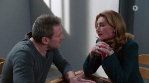 Alexandra fa visita a Christoph in prigione, Tempesta d'amore © ARD (Screenshot) 