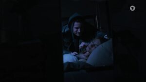 Tom si introduce nella stanza di Alexandra, Tempesta d'amore © ARD (Screenshot)