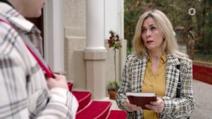 Yvonne con il diario del padre di Caspar, Tempesta d'amore © ARD (Screenshot)