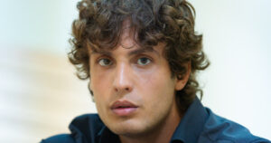 Gianluca Spagnoli è Vinicio Gagliotti a Un posto al sole (foto RAI)