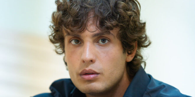 Gianluca Spagnoli è Vinicio Gagliotti a Un posto al sole (foto RAI)