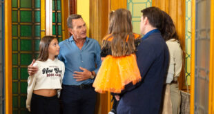 Roberto Ferri e la famiglia Sartori / Un posto al sole (foto RAI)