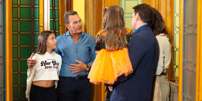 Roberto Ferri e la famiglia Sartori / Un posto al sole (foto RAI)