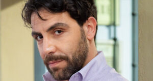 Antimo Casertano è Pino a Un posto al sole (foto RAI)