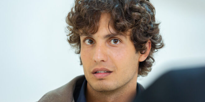 Gianluca Spagnoli è Vinicio / Un posto al sole (foto RAI)