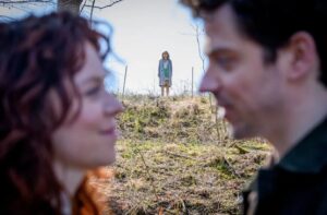 Larissa osserva Fanny e Kilian, Tempesta d'amore © ARD WDR Christof Arnold