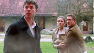 Ana, Vincent e Philipp davanti alle scuderie in fiamme, Tempesta d'amore © ARD (Screenshot)