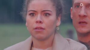 Ana vede Philipp entrare nelle scuderie in fiamme, Tempesta d'amore © ARD (Screenshot)