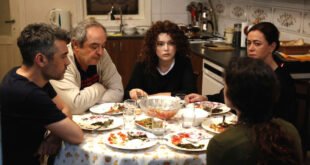 Scena di famiglia a "La forza di una donna" (foto Mediaset)