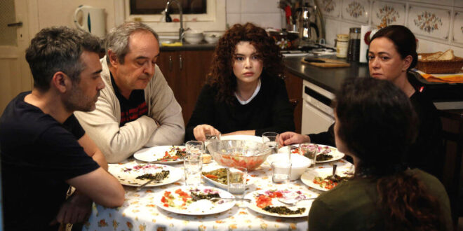 Scena di famiglia a "La forza di una donna" (foto Mediaset)
