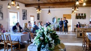 Greta e Luis aprono il loro ristorante, Tempesta d'amore © ARD Christof Arnold 2