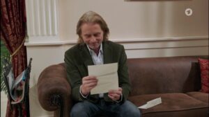 Michael legge la lettera di Nicole, Tempesta d'amore © ARD Screenshot 2