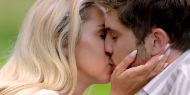Il bacio tra Larissa e Henry a Tempesta d'amore (screenshot)