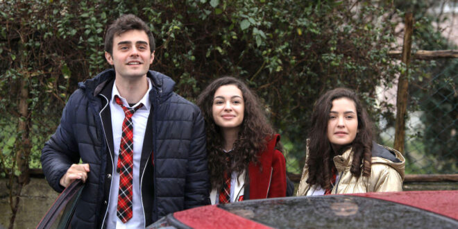 Omer, Asiye e Aybike / Tutto per la mia famiglia (foto Mediaset)