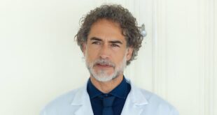 Sergio Muniz è il dottor Del Toro a Un posto al sole (foto da Facebook)